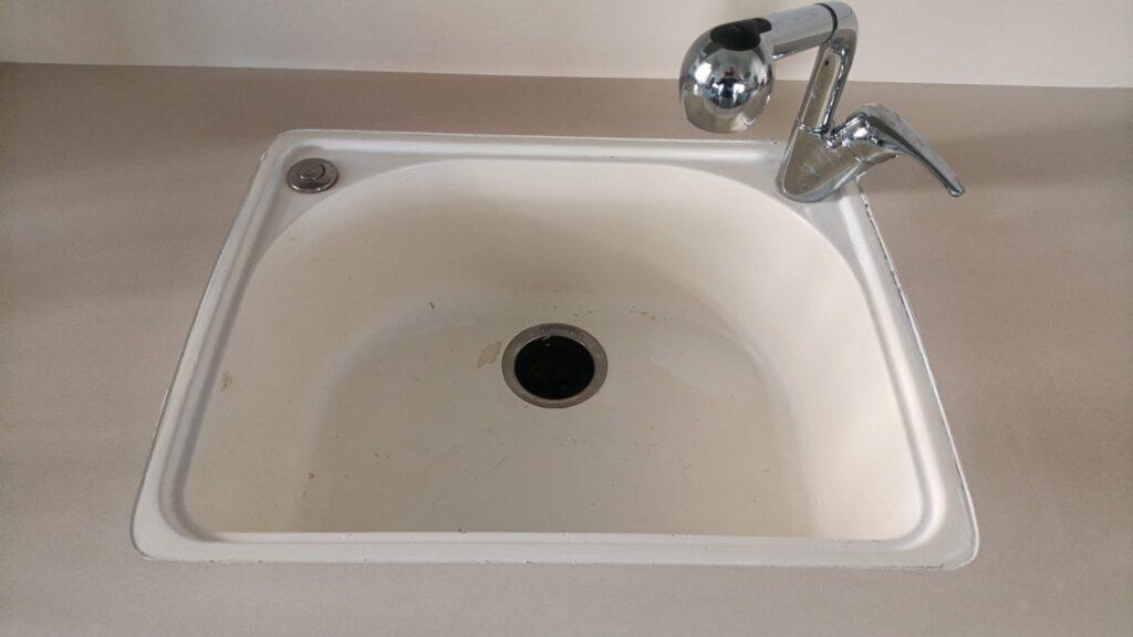 לפני התקנת כיור מטבח – כיור ישן לפני החלפה והתקנה חדשה