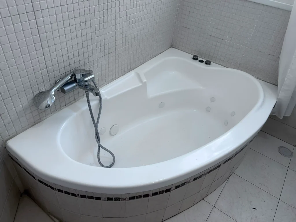אמבטיה אחרי חידוש עם כתמים ושחיקה