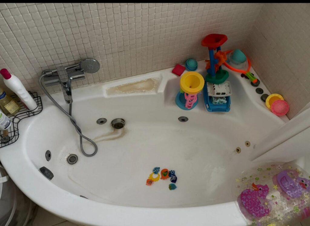 אמבטיית ג’קוזי לפני חידוש עם כתמים ושחיקה