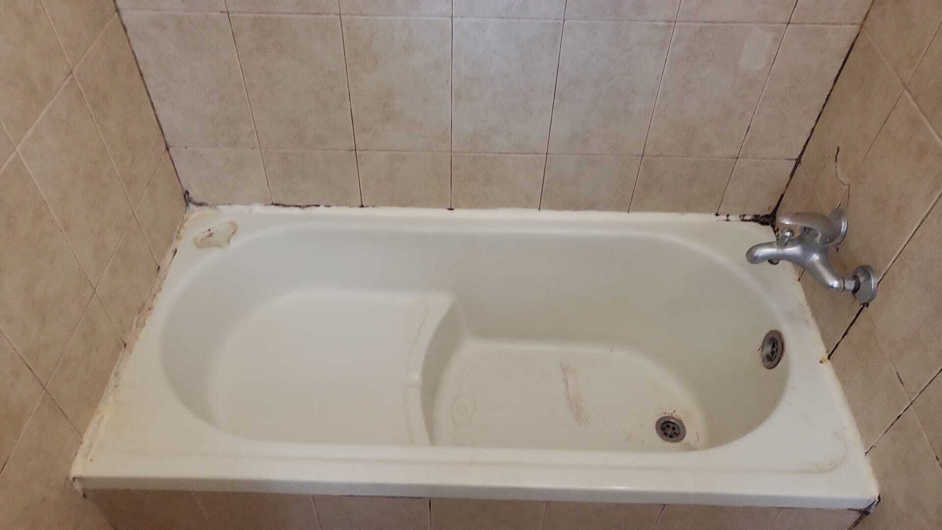 אמבטיית ישיבה ישנה לפני הלבשת אמבטיה