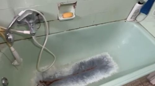 אמבטיה לפני הלבשה עם חלודה ושחיקה